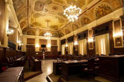 Eleganti sale e incredibili affreschi: � il tesoro nascosto del Palazzo di Citt� di Bari 
